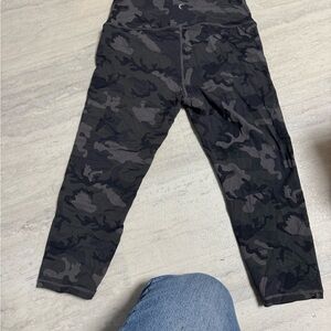 ZYIA Black and Gray Camouflage cropped Leggings
